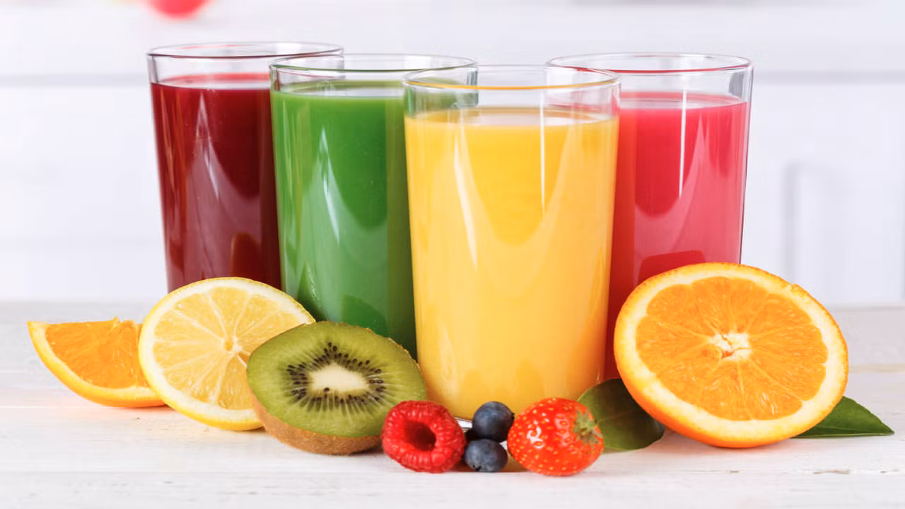 Nước ép trái cây rất có ích cho bệnh nhân sốt xuất huyết.