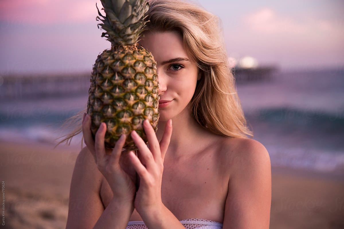 Ăn dứa (hoặc uống nước dứa ép) cô bé trở nên ngọt ngào và dậy hương thơm.