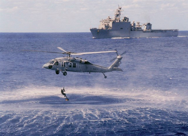 Một chiếc trực thăng MH-60S Knighthawk tập trận 