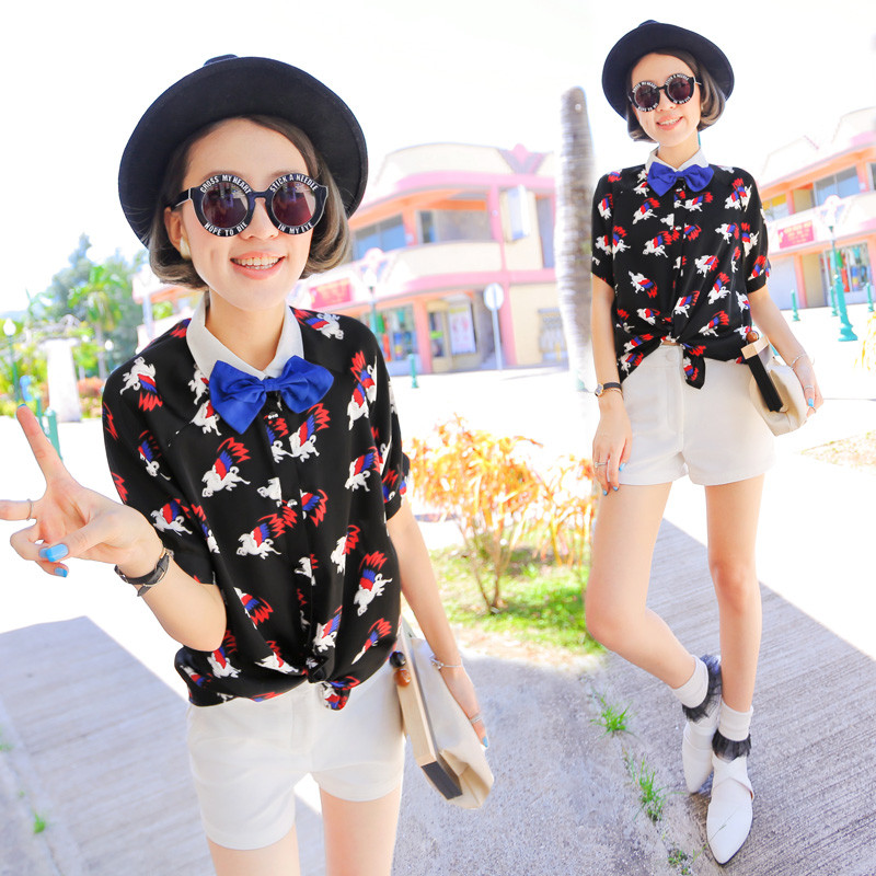 Trong tủ đồ nhà bạn hẳn không thể thiếu quần shorts. Với chức năng mang lại sự thoải mái, năng động cũng như giúp bạn gái “khoe” đôi chân thon cuốn hút, quần shorts lúc nào cũng được xếp vào list những món đồ cô nàng nào cũng phải có mỗi khi hè tới. Bạn sẽ vô cùng nổi bật cùng short hoa mang nhiều màu sắc được cách điệu với các họa tiết hoa nhỏ, to khác nhau. Bạn nên kết hợp short họa tiết hoa với áo có gam màu đơn sắc như màu đen, màu be, màu trắng... Khắc phục nhược điểm của quần short hơi thô cứng và chật chội hay những chiếc váy ngắn khiến chúng mình có thể gặp sự cố “hớ hênh” khi vận động, quần short váy là sự kết hợp hoàn hảo để teen girl khoe vẻ đáng yêu, xinh xắn mà cực kỳ thoải mái. Ngoài ra, các kiểu quần short màu sặc sỡ hay short đều có thể đem đến cho bạn gái nét trẻ trung năng động trong ngày hè.