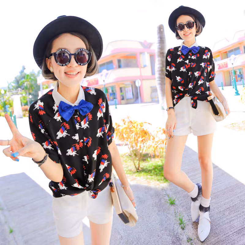 Trong tủ đồ nhà bạn hẳn không thể thiếu quần shorts. Với chức năng mang lại sự thoải mái, năng động cũng như giúp bạn gái “khoe” đôi chân thon cuốn hút, quần shorts lúc nào cũng được xếp vào list những món đồ cô nàng nào cũng phải có mỗi khi hè tới. Bạn sẽ vô cùng nổi bật cùng short hoa mang nhiều màu sắc được cách điệu với các họa tiết hoa nhỏ, to khác nhau. Bạn nên kết hợp short họa tiết hoa với áo có gam màu đơn sắc như màu đen, màu be, màu trắng... Khắc phục nhược điểm của quần short hơi thô cứng và chật chội hay những chiếc váy ngắn khiến chúng mình có thể gặp sự cố “hớ hênh” khi vận động, quần short váy là sự kết hợp hoàn hảo để teen girl khoe vẻ đáng yêu, xinh xắn mà cực kỳ thoải mái. Ngoài ra, các kiểu quần short màu sặc sỡ hay short đều có thể đem đến cho bạn gái nét trẻ trung năng động trong ngày hè.