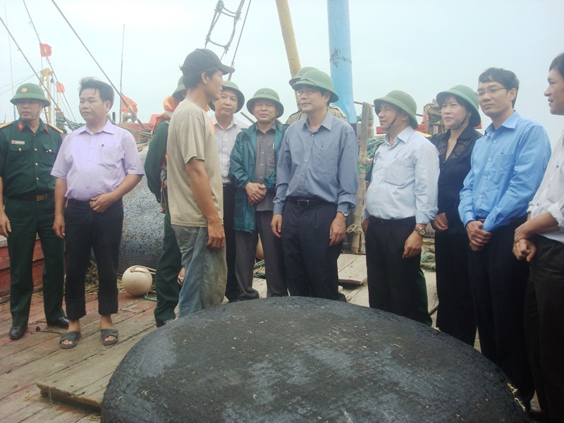 Bộ trưởng Cao Đức Phát thăm hỏi người dân