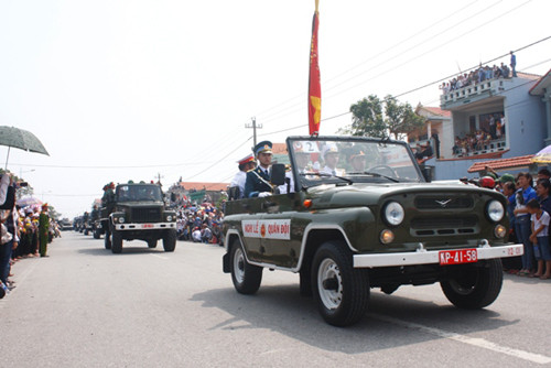 Đoàn xe đi qua Đồng Hới. Ảnh: Nguyễn Thành