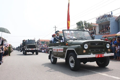 Đoàn xe đi qua Đồng Hới. Ảnh: Nguyễn Thành