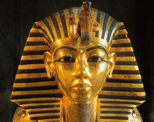 Chiếc mặt nạ bằng vàng đặt trên khuôn mặt xác ướp Tutankhamun 