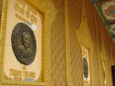 Hai bên hông tường chánh điện một số chùa đều trạm chỗ tên các con (ảnh trên) và người thân của ông Trầm Bê