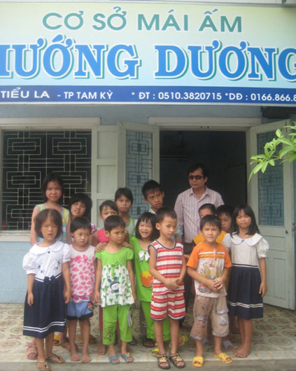 Thầy Duy và những học sinh khuyết tật tại mái ấm Hướng Dương. (Ảnh: VOV)