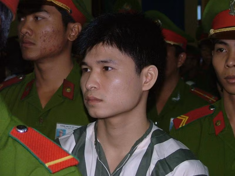 Đưa cả con trai vào vòng tội lỗi ảnh 1
