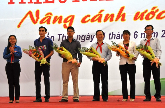 Bí thư Thành đòan TP Cần Thơ Trần Thị Vinh Nghi trao hoa cho các nhà tai trợ “Ngày hội thiếu nhi Cần Thơ”