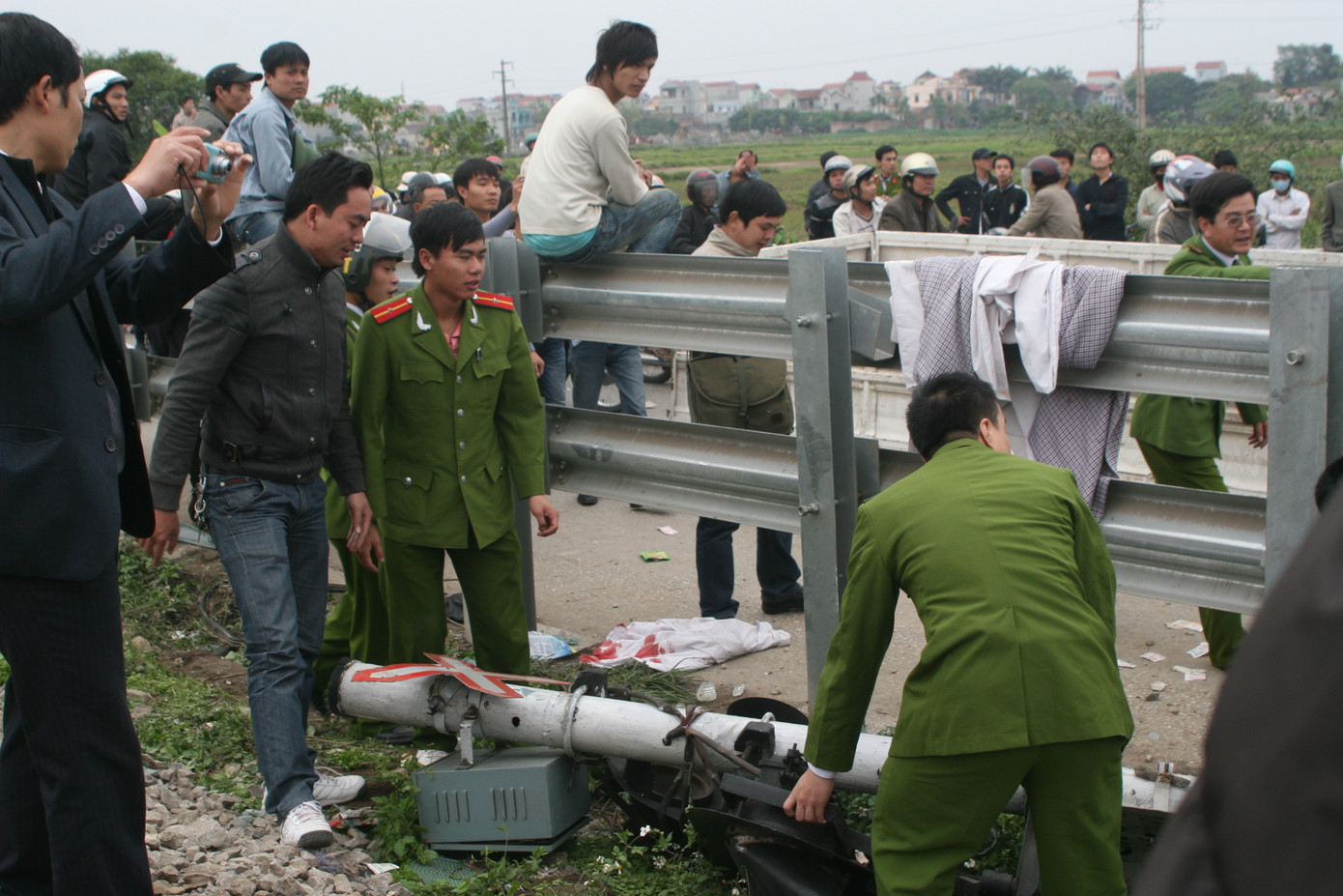 Lực lượng chức năng đã có mặt tại hiện trường để điều tra, giải quyết vụ việc