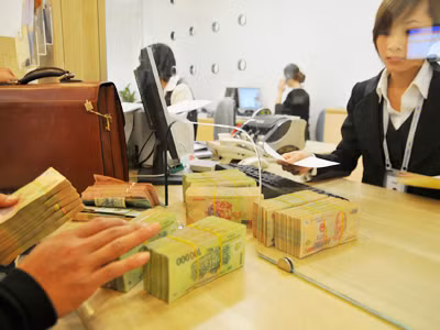 Kinh tế có triển vọng nhưng tiền được dự báo mất giá. Ảnh: Hồng Vĩnh