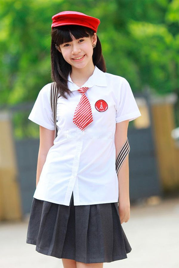 Các cô nàng tha hồ nữ tính, điệu đà trong đồng phục mùa hè