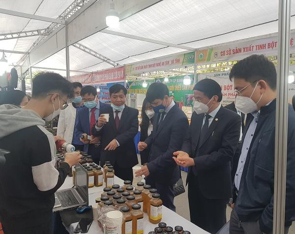 Lãnh đạo Văn phòng điều phối NTM Trung ương, Sở NN&amp;PTNT Hà Nội tham quan các gian hàng trưng bài các sản phẩm OCOP