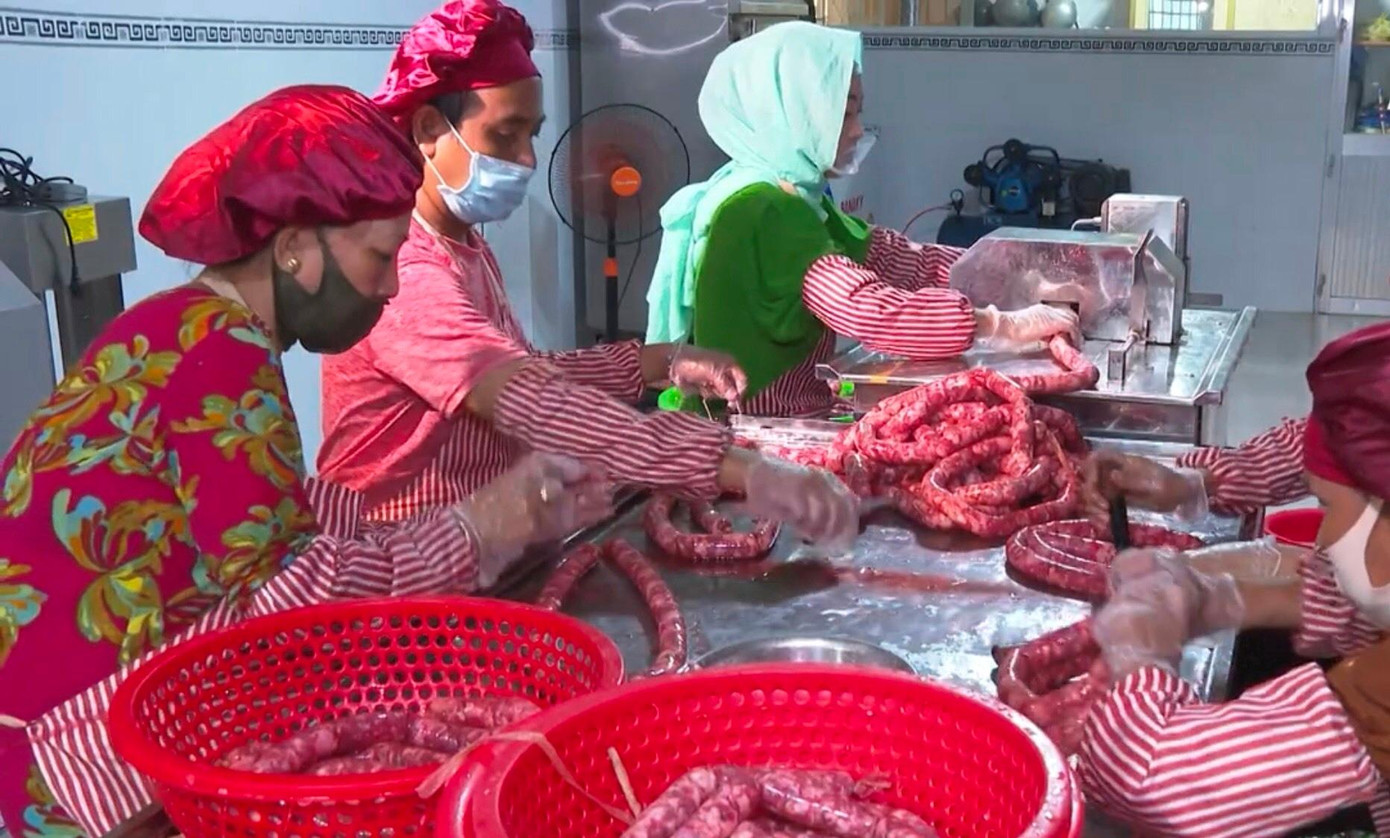 Xưởng sản xuất lạp xưởng bò của chị Rokyah