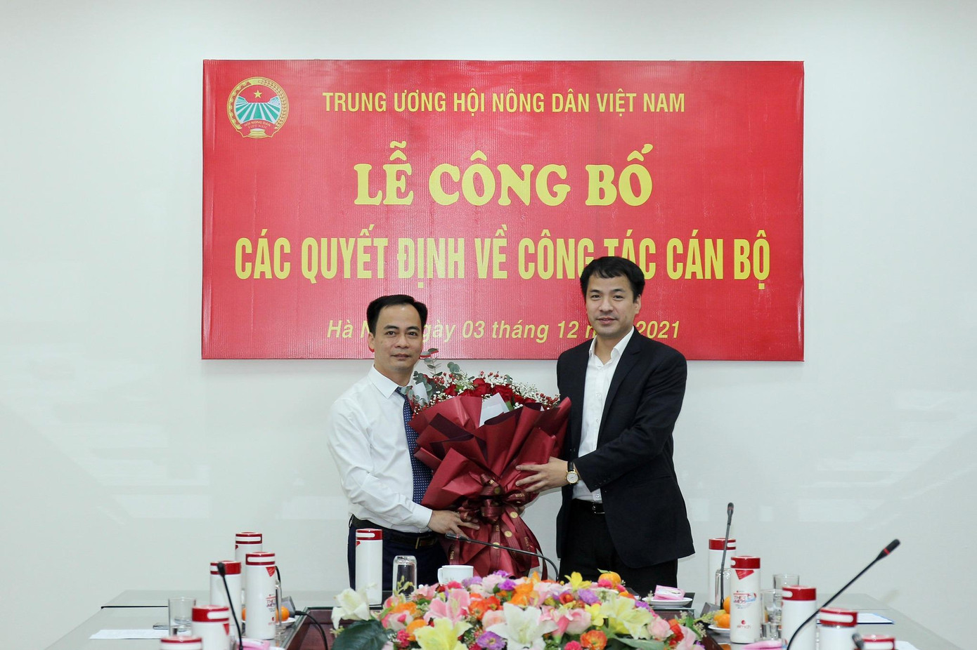 Bí thư T.Ư Đoàn Ngô Văn Cương (bên phải) chúc mừng anh Nguyễn Hồng Hải nhận nhiệm vụ mới Bí thư T.Ư Đoàn Ngô Văn Cương (bên phải) chúc mừng anh Nguyễn Hồng Hải nhận nhiệm vụ mới