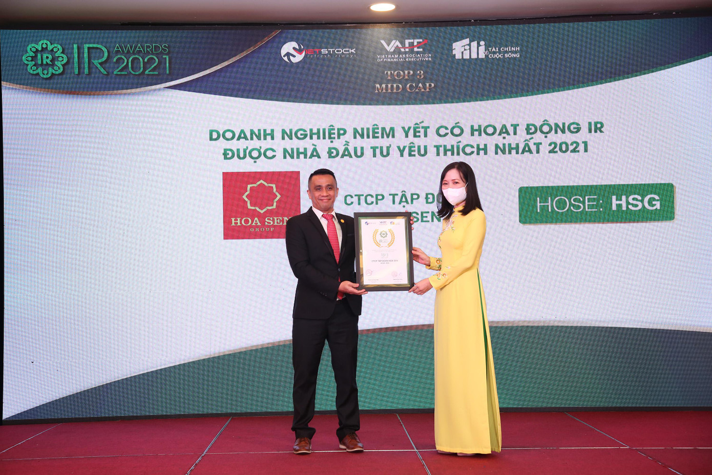 Đại diện Tập đoàn Hoa Sen (HSG) nhận chứng nhận Top 3 – Mid Cap doanh nghiệp niêm yết có hoạt động IR được các Nhà đầu tư yêu thích nhất 2021 Đại diện Tập đoàn Hoa Sen (HSG) nhận chứng nhận Top 3 – Mid Cap doanh nghiệp niêm yết có hoạt động IR được các Nhà đầu tư yêu thích nhất 2021