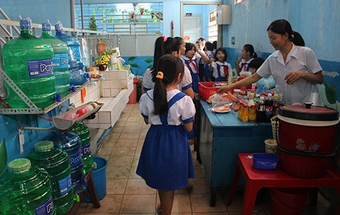 Một căng tin nhỏ được tận dụng ngay lối đi để bán đồ ăn vặt đồng thời là nơi để nước uống và rửa tay