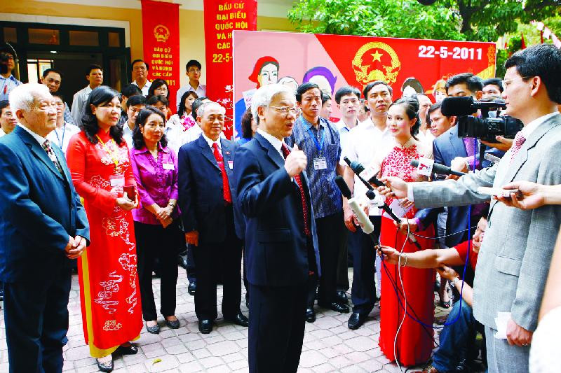 Tổng Bí thư, Chủ tịch Quốc hội Nguyễn Phú Trọng trả lời báo chí sau khi thực hiện quyền và nghĩa vụ công dân của mình Ảnh: Hồng Vĩnh. Tổng Bí thư, Chủ tịch Quốc hội Nguyễn Phú Trọng trả lời báo chí sau khi thực hiện quyền và nghĩa vụ công dân của mình Ảnh: Hồng Vĩnh