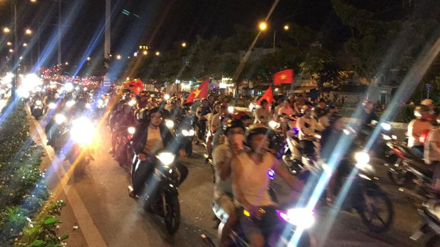 CĐV xuống đường ăn mừng chiến tích của Olympic Việt Nam ảnh 34