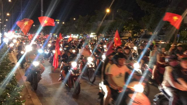 CĐV xuống đường ăn mừng chiến tích của Olympic Việt Nam ảnh 35