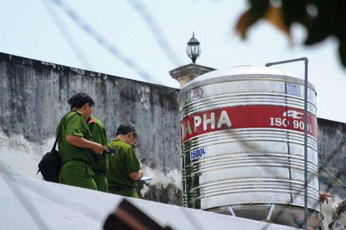 Các cơ quan chức năng khám nghiệm hiện trường