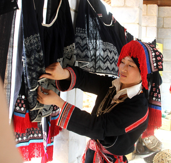 Thiếu nữ người Dao, Sơn La bày lại hàng trưng bày