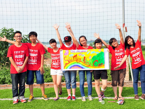 Các thành viên The Present tươi tắn đi bán thiệp, sổ tay - Ảnh do nhân vật cung cấp