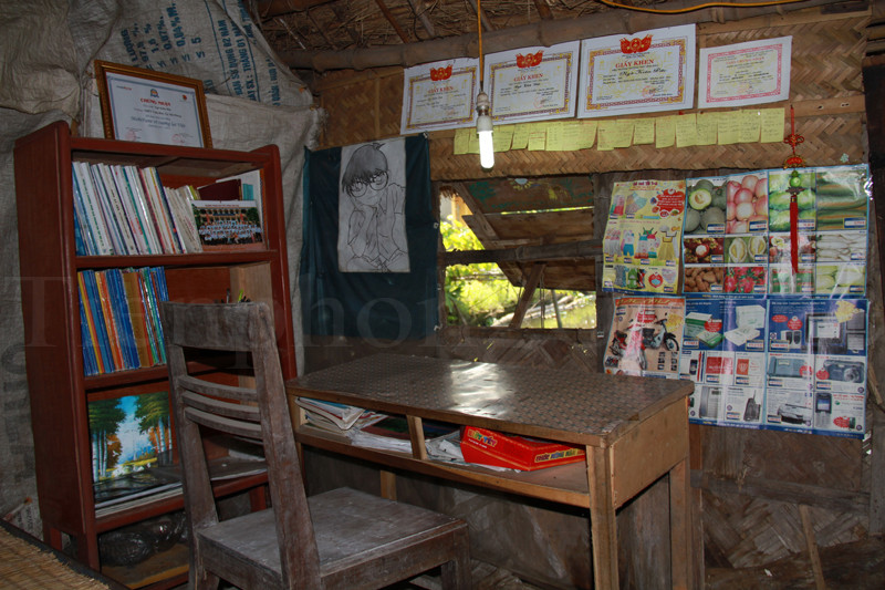 Căn nhà cũ nát nhưng góc học tập của Đức lại rất ngăn nắp. Ảnh: Trường Phong