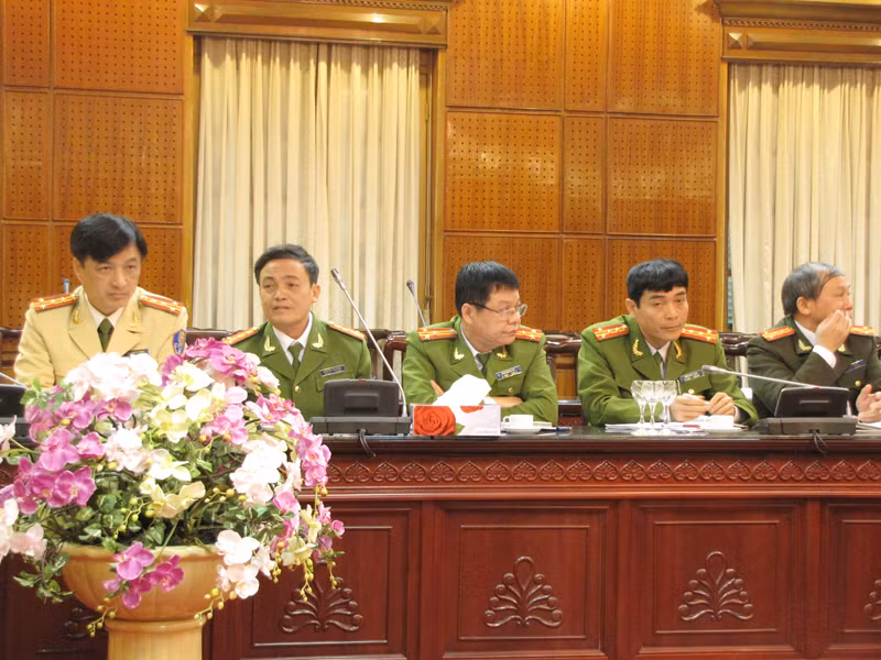 Đại diện lực lượng cảnh sát, công an Hà Nội tại buổi họp báo sáng nay 26-12. Ảnh: Tuấn Nguyễn