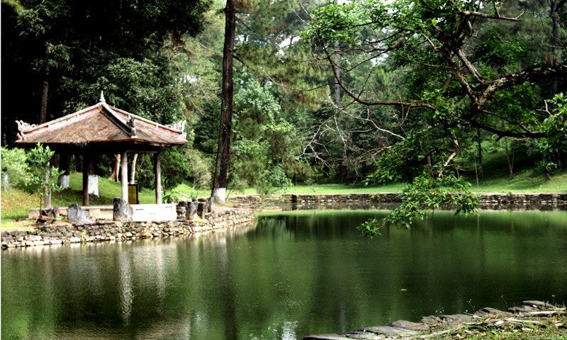 Lăng Minh Mạng có sự hài hòa với thiên nhiên, tạo nên sự thư thái với những không gian hồ nước, cây xanh