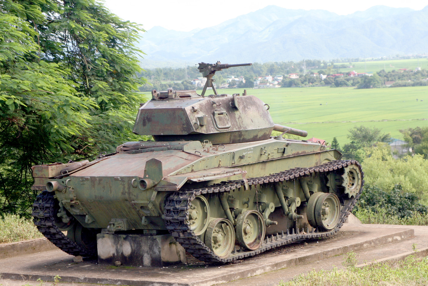 Cỗ xe tăng chiến lọi phẩm đặt tại đồi A1