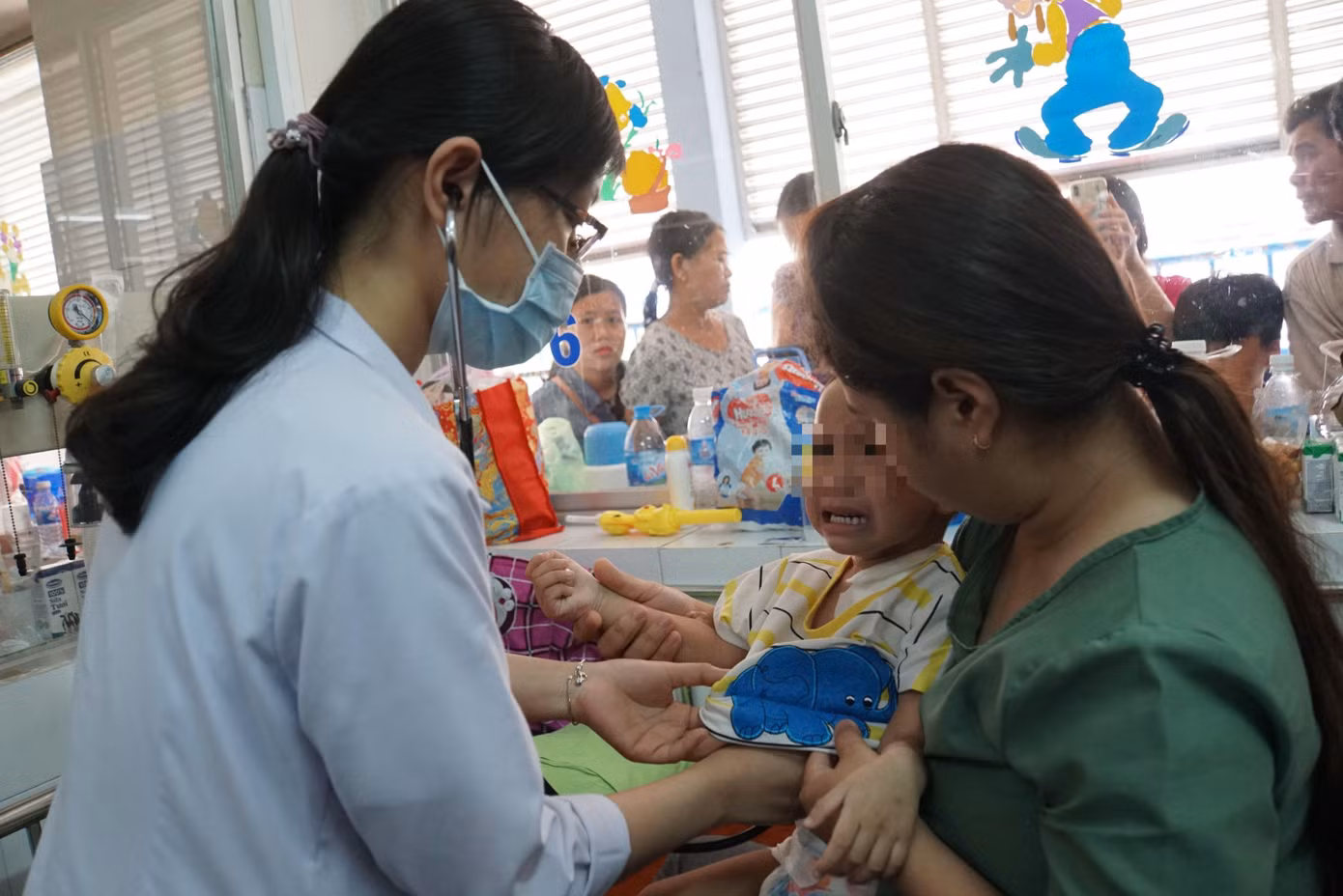 Miếng nhựa ‘âm thầm’ trú ngụ trong cơ thể bé trai 11 tháng suốt 5 tháng trời ảnh 2