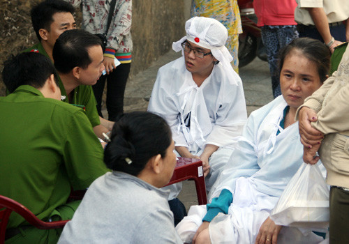 Cảnh sát lấy lời khai những thành viên trong gia đình