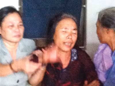 Bà Thìn đau đớn gọi tên con. Ảnh: Hoàng Lam