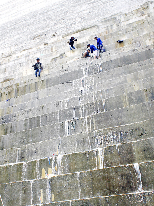 Tiếp tục khoan bê tông bơm keo vào thân đập 