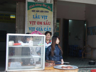 Treo biển “vịt cỏ Vân Đình” nhưng thực chất các hàng quán này bán vịt bầu trắng