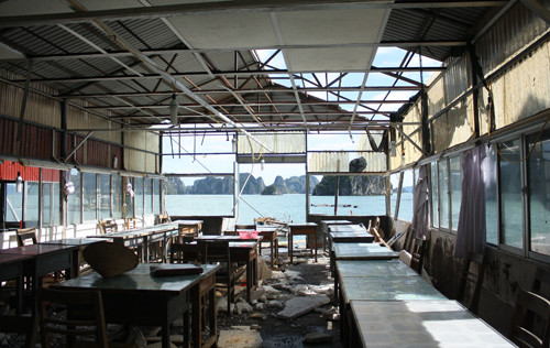 Cảnh tan hoang trong khu chế tác ngọc trai. Ảnh: Phan Dương