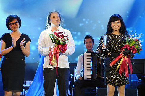 Thanh Lam - Lê Minh Sơn nhận giải Bài hát Yêu thích tháng sáu. Ảnh: Tô Thanh Tân. Thanh Lam - Lê Minh Sơn nhận giải Bài hát Yêu thích tháng sáu. Ảnh: Tô Thanh Tân