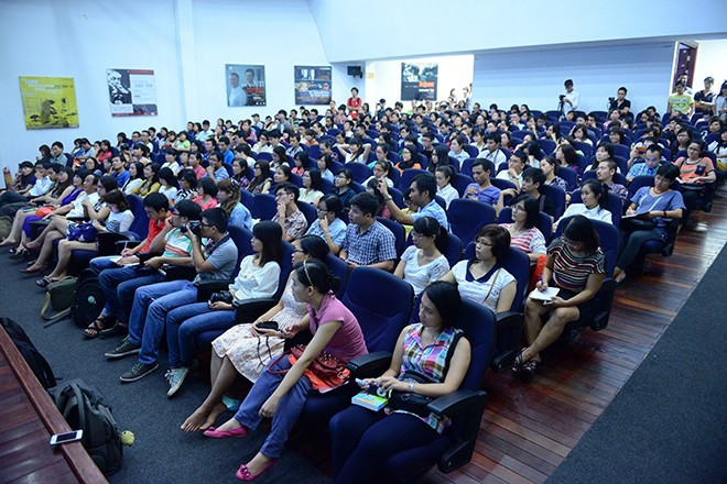 Khán giả ngồi kín chỗ tại buổi họp báo. Khán giả ngồi kín chỗ tại buổi họp báo