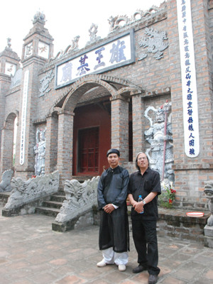 Chữ trên mặt tiền Hùng Vương Cơ Miếu