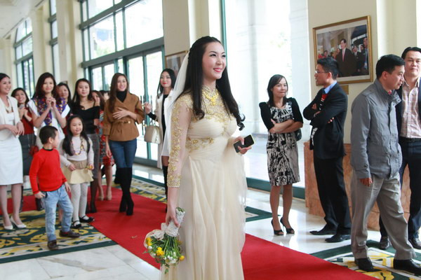 Cô dâu xinh đẹp trong lễ cưới với váy trắng muốt