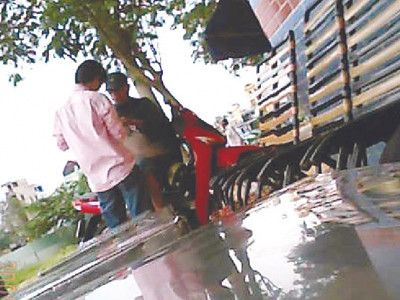 Một đầu nậu giao hàng với chai thuốc được quảng cáo kéo dài “thời gian yêu”