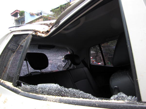 Cửa kính xe vỡ nát