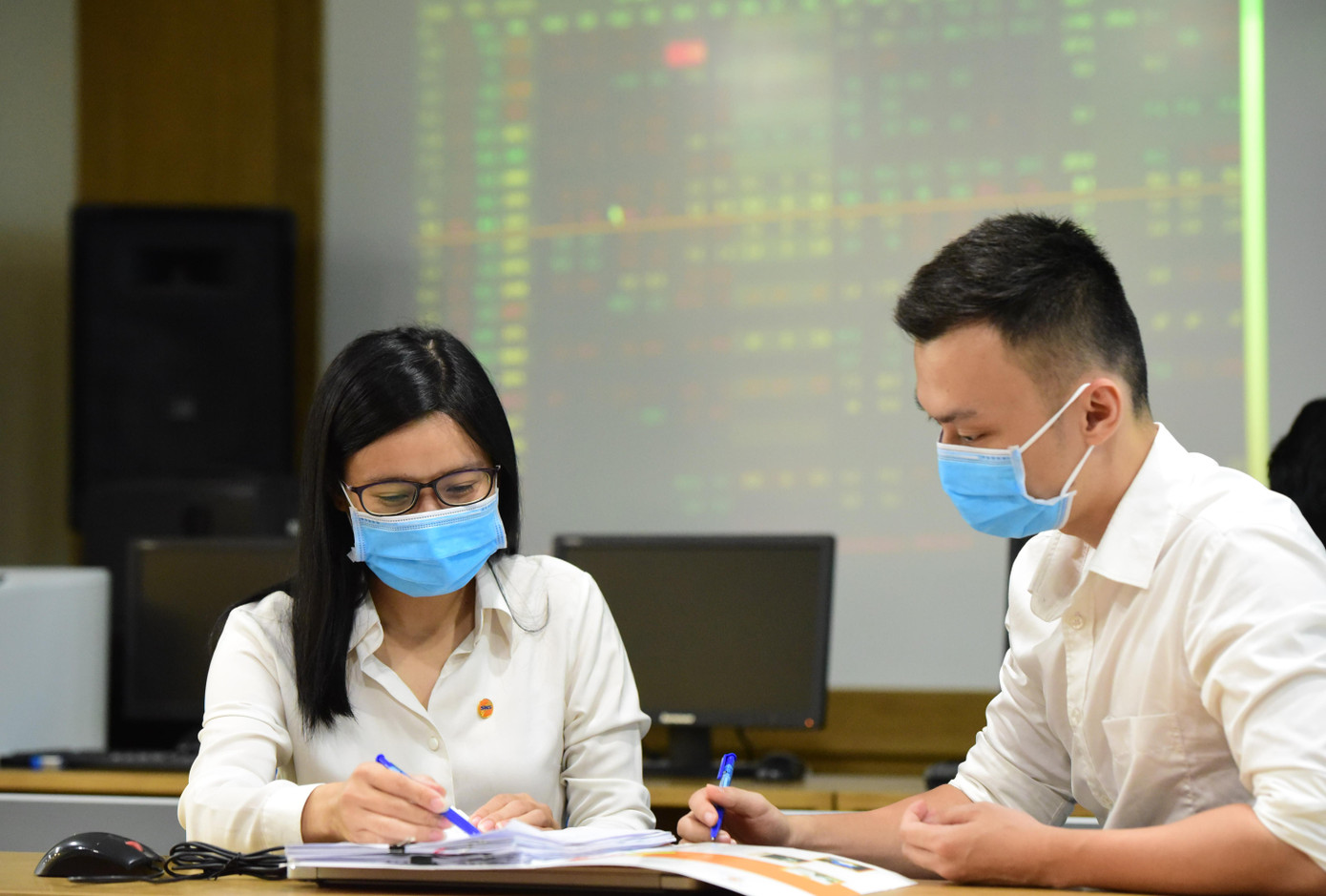 TTCK tăng nóng khiến nhà đầu tư, công ty chứng khoán đều phải cân. não khi quyết định đầu tư - Ảnh minh họa: Như Ý.