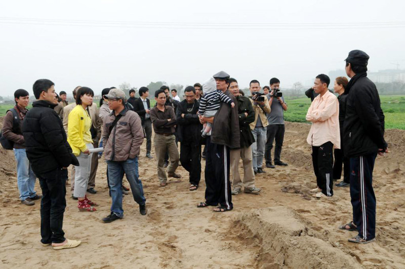 Đông đảo người dân ra tìm mộ. Ảnh: Tuấn Nguyễn