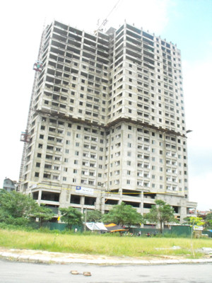 Cuối năm ngoái giá nhà thu nhập thấp tại Ngô Thị Nhậm (Hà Đông) bán giá 8,8 triệu đồng/m2, nay dự án ở xa trung tâm hơn được hét giá đến 14 triệu đồng/m2