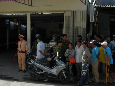 CA khám xét một bãi giữ xe do Tùng "ba thay" quản lý . CA khám xét một bãi giữ xe do Tùng