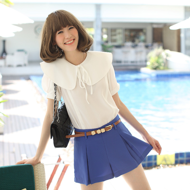 Trong tủ đồ nhà bạn hẳn không thể thiếu quần shorts. Với chức năng mang lại sự thoải mái, năng động cũng như giúp bạn gái “khoe” đôi chân thon cuốn hút, quần shorts lúc nào cũng được xếp vào list những món đồ cô nàng nào cũng phải có mỗi khi hè tới. Bạn sẽ vô cùng nổi bật cùng short hoa mang nhiều màu sắc được cách điệu với các họa tiết hoa nhỏ, to khác nhau. Bạn nên kết hợp short họa tiết hoa với áo có gam màu đơn sắc như màu đen, màu be, màu trắng... Khắc phục nhược điểm của quần short hơi thô cứng và chật chội hay những chiếc váy ngắn khiến chúng mình có thể gặp sự cố “hớ hênh” khi vận động, quần short váy là sự kết hợp hoàn hảo để teen girl khoe vẻ đáng yêu, xinh xắn mà cực kỳ thoải mái. Ngoài ra, các kiểu quần short màu sặc sỡ hay short đều có thể đem đến cho bạn gái nét trẻ trung năng động trong ngày hè.