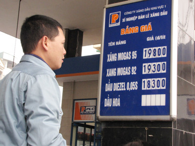 Thay bảng giá mới tại cây xăng 11 đường Láng