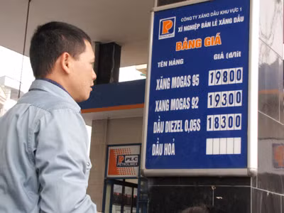 Thay bảng giá mới tại cây xăng 11 đường Láng